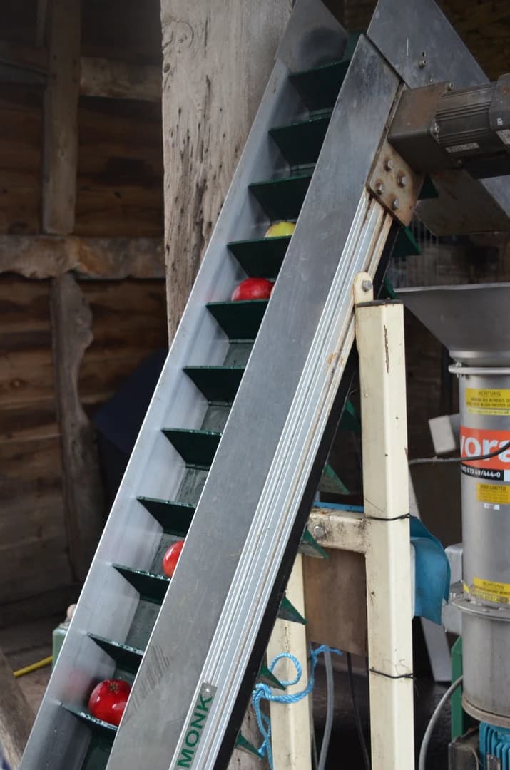 Milling and pressing apples